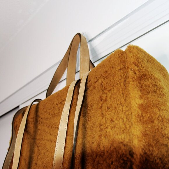 BNWT AW21 JACQUEMUS "LE CABAS NEVE" SHEARLING SHOULDER BAG - Picture 3 of 9